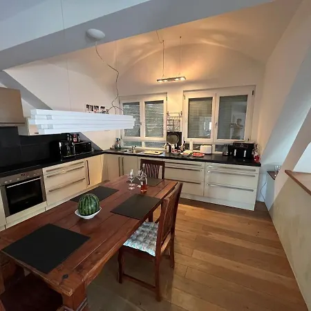 Neu Stylische Loft Mit Balkon, Geeignet Fuer Familien
